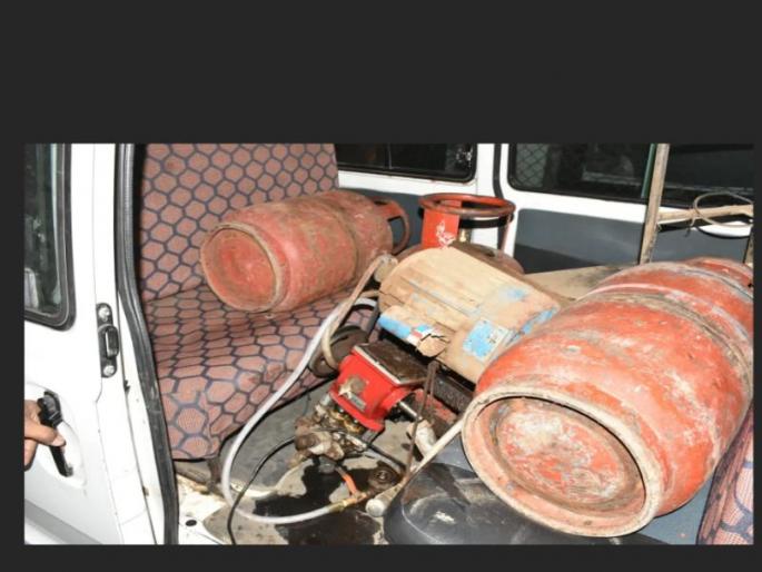 Demolition of mini factory to create oily hemp in the dust | धुळ्यात ओली भांग तयार करण्याचा मिनी कारखाना उदध्वस्त Demolition of mini factory to create oily hemp in the dust | धुळ्यात ओली भांग तयार करण्याचा मिनी कारखाना उदध्वस्त