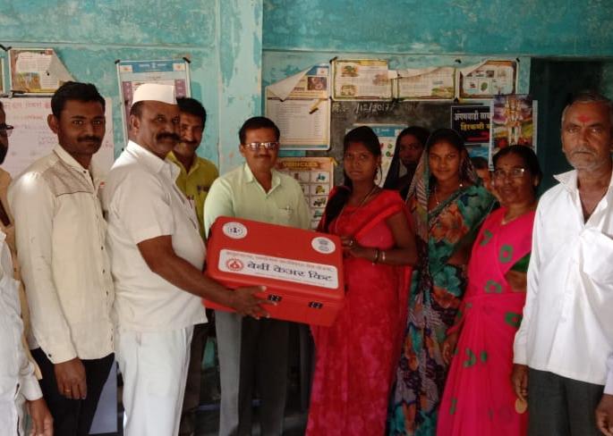   Distribution of Baby Care Pests in Khamkhed | खामखेड्यात बेबी केअर कीटचे वाटप