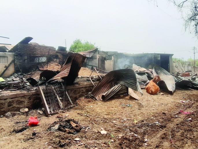 22 shops in the weekly market caught fire | आठवडी बाजारातील २२ दुकानांना आगीची झळ  22 shops in the weekly market caught fire | आठवडी बाजारातील २२ दुकानांना आगीची झळ