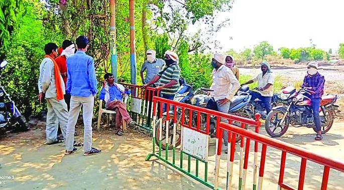 Lack of police at checkposts in Buldana district |  बुलडाणा जिल्हयाच्या चेकपोस्टवर पोलिसांचा अभाव Lack of police at checkposts in Buldana district |  बुलडाणा जिल्हयाच्या चेकपोस्टवर पोलिसांचा अभाव