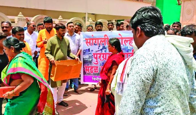Shegaonkar ran to help kolhapur flood victims | पूरग्रस्तांच्या मदतीला धावले शेगावकर Shegaonkar ran to help kolhapur flood victims | पूरग्रस्तांच्या मदतीला धावले शेगावकर
