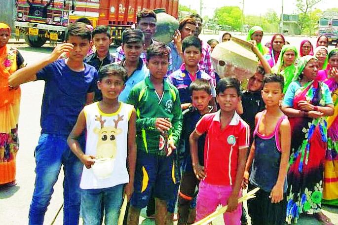 Water shortage: Women's march on Khamgaon Municipality | पाणीटंचाई: महिलांचा खामगाव पालिकेवर मोर्चा Water shortage: Women's march on Khamgaon Municipality | पाणीटंचाई: महिलांचा खामगाव पालिकेवर मोर्चा