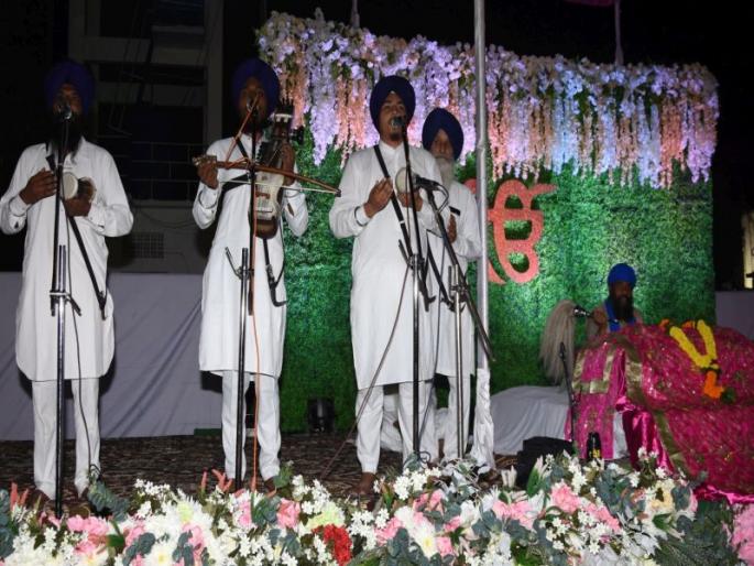 Dhule responds to the flickering of the light festival at Dhule | धुळे येथे प्रकाश उत्सवानिमित्त होणाऱ्या कथा किर्तनाला प्रतिसाद Dhule responds to the flickering of the light festival at Dhule | धुळे येथे प्रकाश उत्सवानिमित्त होणाऱ्या कथा किर्तनाला प्रतिसाद