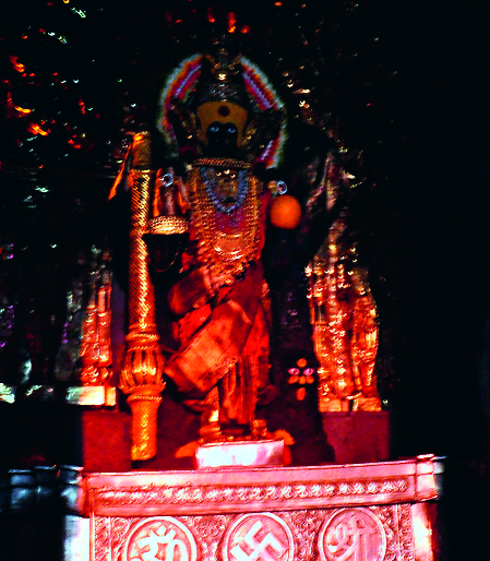 On the fourth day, at the room of the sun-god Krishna | चौथ्या दिवशी सूर्यकिरणे देवीच्या कमरेच्यावर