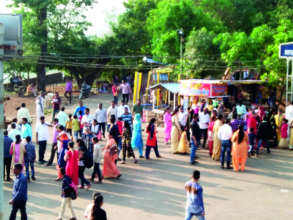 The trekkers grew on the Panhala | पन्हाळ्यावर पर्यटकांची गर्दी वाढली The trekkers grew on the Panhala | पन्हाळ्यावर पर्यटकांची गर्दी वाढली