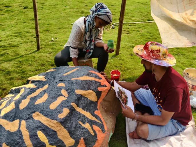 Nanasaheb Dharmadhikari started drawing on stone in the garden | नानासाहेब धर्माधिकारी उद्यानात दगडावर चित्र रेखाटण्याचे काम सुरू Nanasaheb Dharmadhikari started drawing on stone in the garden | नानासाहेब धर्माधिकारी उद्यानात दगडावर चित्र रेखाटण्याचे काम सुरू