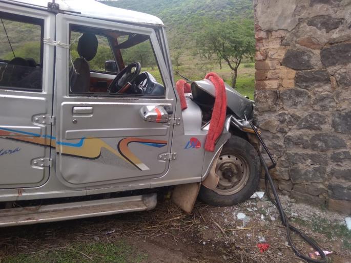 Jeep accident, seven wounded in Pandharpur road accident | आषाढीनिमित्त पंढरपूरला निघालेल्या जीपला अपघात, सात जखमी