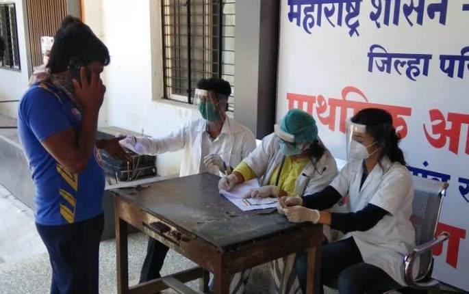 Coronavirus in Raigad: Queues for foreign national certificates; Crowd at Alibag District Hospital | Coronavirus in Raigad: परराज्यातील नागरिकांच्या दाखल्यांसाठी रांगा; अलिबाग जिल्हा रुग्णालयात गर्दी