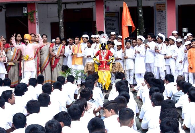 The students of Lasalagavi students removed | लासलगावी विद्यार्थ्यांनी काढली दिंडी The students of Lasalagavi students removed | लासलगावी विद्यार्थ्यांनी काढली दिंडी