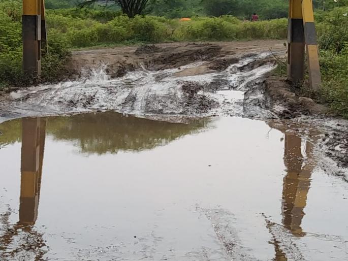 Bad condition of railway factory road | रेल्वे कारखाना रस्त्याची दुरावस्था Bad condition of railway factory road | रेल्वे कारखाना रस्त्याची दुरावस्था