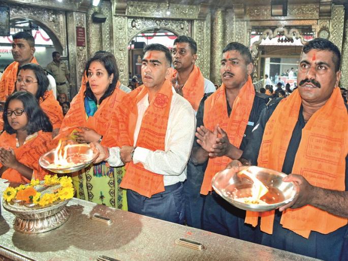 Maratha infantry fighters In 'Dagdusheth' Ganpati Temple, Pune | आमच्याकडून देशसेवा घडत राहो...मराठा इन्फंट्रीच्या जवानांचे ‘दगडूशेठ’ला साकडे Maratha infantry fighters In 'Dagdusheth' Ganpati Temple, Pune | आमच्याकडून देशसेवा घडत राहो...मराठा इन्फंट्रीच्या जवानांचे ‘दगडूशेठ’ला साकडे