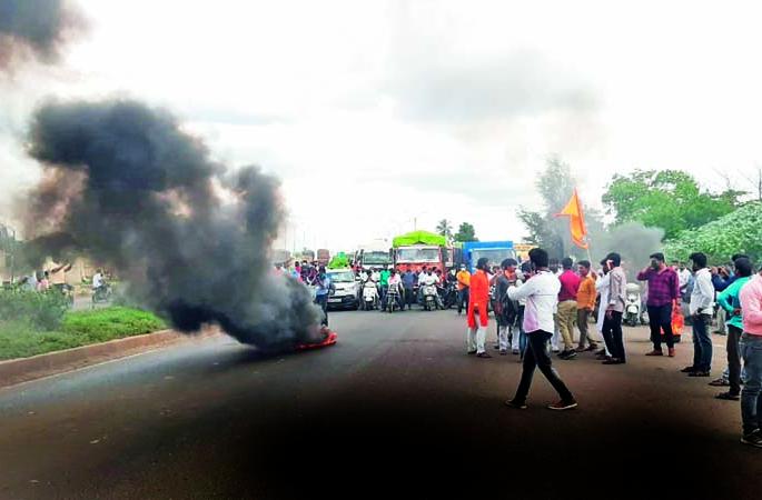 Maratha reservation ignited again; The voice of ‘Ek Maratha ... Lakh Maratha’ reverberated ... | मराठा आरक्षण पुन्हा पेटले; ‘एक मराठा...लाख मराठा’चा आवाज पुन्हा घुमला... Maratha reservation ignited again; The voice of ‘Ek Maratha ... Lakh Maratha’ reverberated ... | मराठा आरक्षण पुन्हा पेटले; ‘एक मराठा...लाख मराठा’चा आवाज पुन्हा घुमला...
