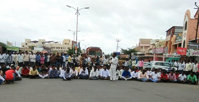 Satara: Stop the Mhaswadla protest and stop the path, the statue of the statue of the rebellion | सातारा : म्हसवडला निषेध फेरी अन् रास्ता रोको, पुतळा विटंबनाचे पडसाद Satara: Stop the Mhaswadla protest and stop the path, the statue of the statue of the rebellion | सातारा : म्हसवडला निषेध फेरी अन् रास्ता रोको, पुतळा विटंबनाचे पडसाद