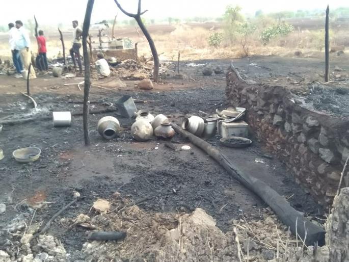 Duparets fire in 11 houses | दापुरेत आग लागून ११ घरे खाक