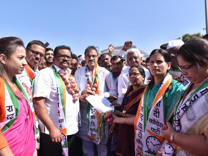 NCP's Radaroko on moonlight | कांदाप्रश्नी चांदवडला राष्ट्रवादीचा रास्तारोको NCP's Radaroko on moonlight | कांदाप्रश्नी चांदवडला राष्ट्रवादीचा रास्तारोको