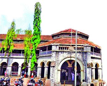 Order to police to free the space | जागा मोकळी करण्याचे पोलिसांना आदेश Order to police to free the space | जागा मोकळी करण्याचे पोलिसांना आदेश