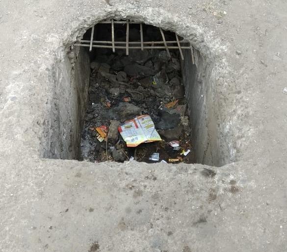   Dangerous pit on the road | रस्त्यावर धोकेदायक खड्डा