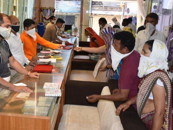 Investment began to grow from buying gold | सोने खरेदीतून गुंतवणूक वाढू लागली Investment began to grow from buying gold | सोने खरेदीतून गुंतवणूक वाढू लागली