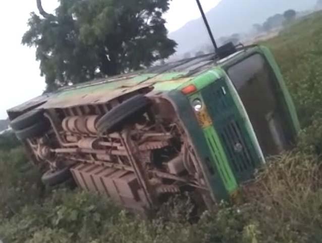 Accident, 20 passengers minor injured in Pune-Akkalkuwa bus accident | पुणे-अक्कलकुवा बसला मनमाडजवळ अपघात, 20 प्रवासी किरकोळ जखमी Accident, 20 passengers minor injured in Pune-Akkalkuwa bus accident | पुणे-अक्कलकुवा बसला मनमाडजवळ अपघात, 20 प्रवासी किरकोळ जखमी