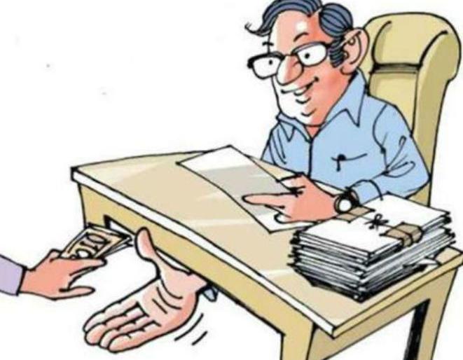 Lessons taught by 4 bribes throughout the year | वर्षभरात १२ लाचखोरांना सामान्यांनी शिकवला धडा Lessons taught by 4 bribes throughout the year | वर्षभरात १२ लाचखोरांना सामान्यांनी शिकवला धडा