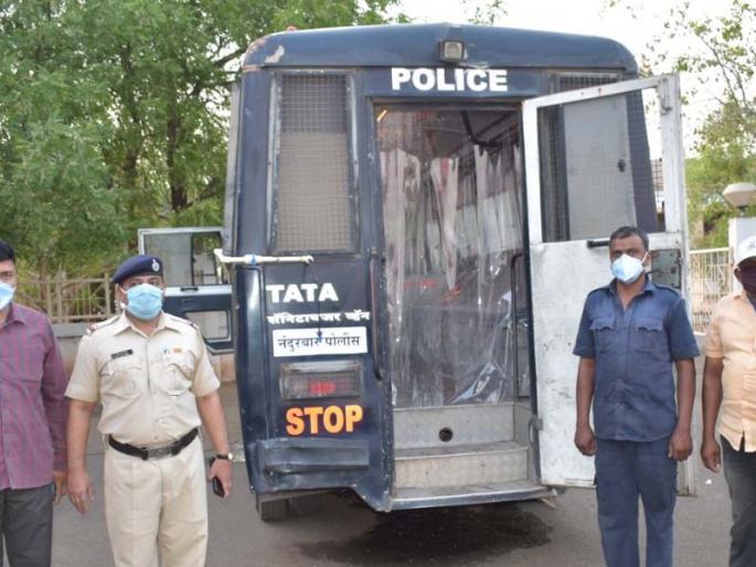 Sanitizing van becomes police ambassador | सॅनिटायङोशन व्हॅन ठरली पोलिसांसाठी आरोग्यदूत Sanitizing van becomes police ambassador | सॅनिटायङोशन व्हॅन ठरली पोलिसांसाठी आरोग्यदूत