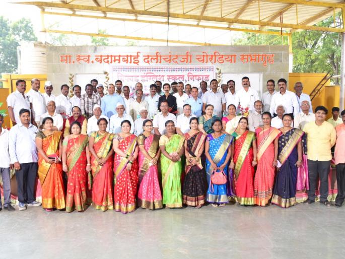 Ex-students meet in Nifad | निफाडला रंगला माजी विद्यार्थ्यांचा मेळावा Ex-students meet in Nifad | निफाडला रंगला माजी विद्यार्थ्यांचा मेळावा