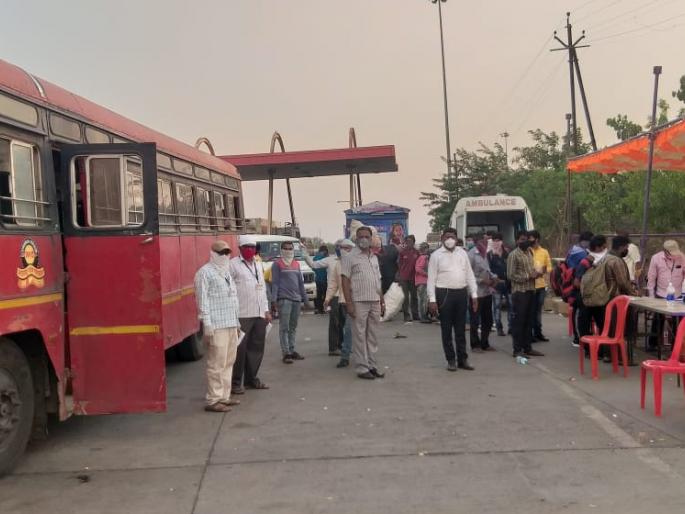 Passenger inspection at Pimpalgaon toll plaza | पिंपळगाव टोलनाक्यावर प्रवाशांची तपासणी Passenger inspection at Pimpalgaon toll plaza | पिंपळगाव टोलनाक्यावर प्रवाशांची तपासणी