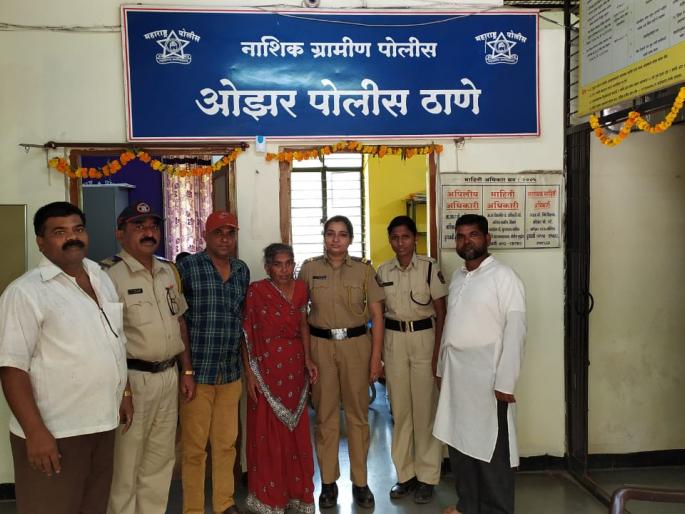 A speedy woman lost in Ahmednagar district subjected to child molestation | अहमदनगर जिल्ह्यातून हरविलेल्या गतिमंद महिलेला केले मुलाच्या स्वाधीन A speedy woman lost in Ahmednagar district subjected to child molestation | अहमदनगर जिल्ह्यातून हरविलेल्या गतिमंद महिलेला केले मुलाच्या स्वाधीन