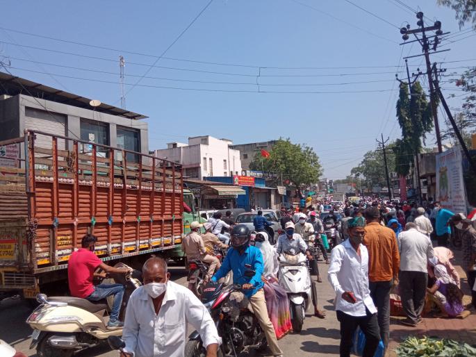 Crowds erupted in Pimpalgaon due to fear of lockdown | लॉकडाऊनच्या धास्तीने पिंपळगावात उसळली गर्दी