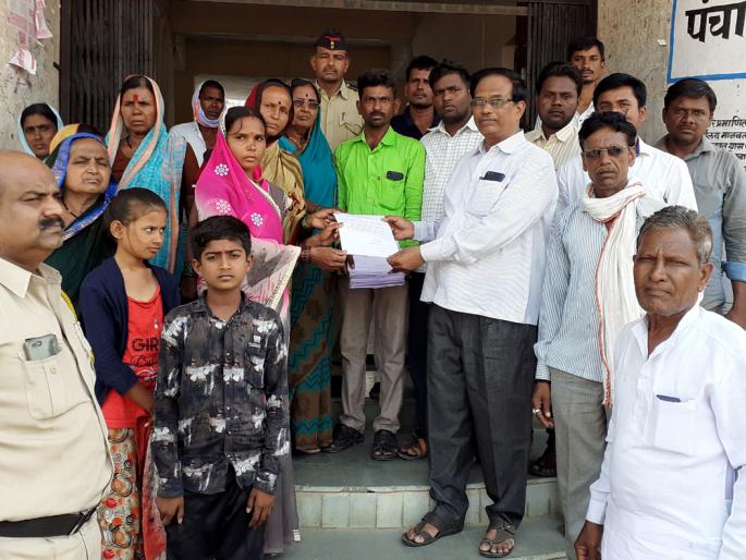 Parbhani: Demolition movement before Mannat tehsil | परभणी : मानवत तहसीलसमोर धरणे आंदोलन Parbhani: Demolition movement before Mannat tehsil | परभणी : मानवत तहसीलसमोर धरणे आंदोलन