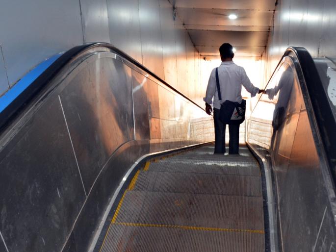 Parbhani railway station: Sarkar jina urla naavala | परभणी रेल्वेस्थानक:सरकता जीना उरला नावालाच Parbhani railway station: Sarkar jina urla naavala | परभणी रेल्वेस्थानक:सरकता जीना उरला नावालाच