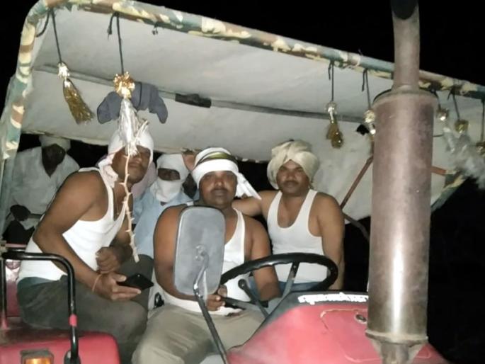 Parbhani: The eight traffic trawlers caught | परभणी : वाळू वाहतूक करणारे आठ ट्रॅक्टर पकडले