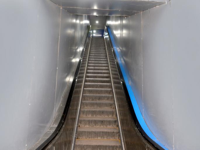 Parbhani: Sarkar jina urla naavala | परभणी : सरकता जीना उरला नावालाच Parbhani: Sarkar jina urla naavala | परभणी : सरकता जीना उरला नावालाच