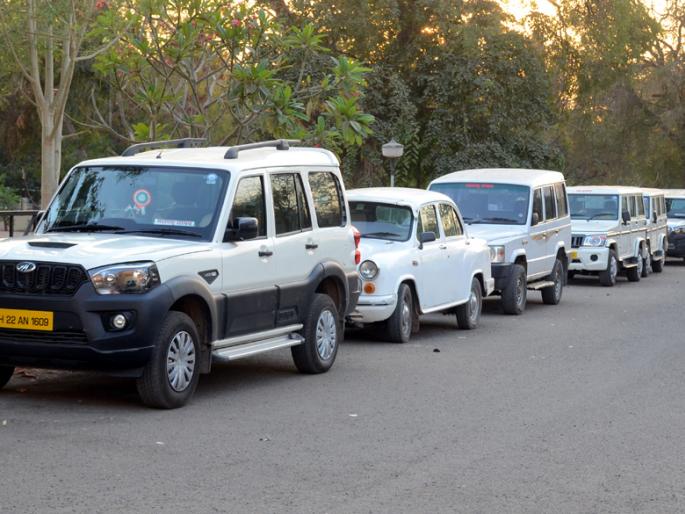 Parbhani: 18 vehicles of the officials deposited in district office | परभणी:पदाधिकाऱ्यांची १८ वाहने जिल्हा कचेरीत जमा Parbhani: 18 vehicles of the officials deposited in district office | परभणी:पदाधिकाऱ्यांची १८ वाहने जिल्हा कचेरीत जमा