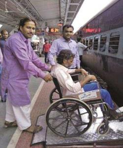 Railway will soon provide portable aluminum ramp for the disabled! | दिव्यांगांसाठी रेल्वे लवकरच पोर्टेबल अॅल्युमिनियम रॅम्पची सुविधा देणार ! Railway will soon provide portable aluminum ramp for the disabled! | दिव्यांगांसाठी रेल्वे लवकरच पोर्टेबल अॅल्युमिनियम रॅम्पची सुविधा देणार !