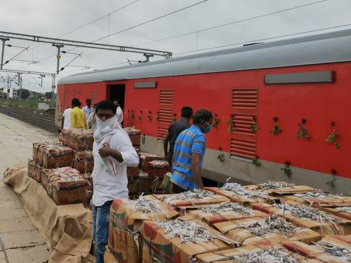 Kisan Railway transports 12,000 tons of goods | किसान रेल्वेने केली साडेबारा हजार टन मालाची वाहतूक Kisan Railway transports 12,000 tons of goods | किसान रेल्वेने केली साडेबारा हजार टन मालाची वाहतूक