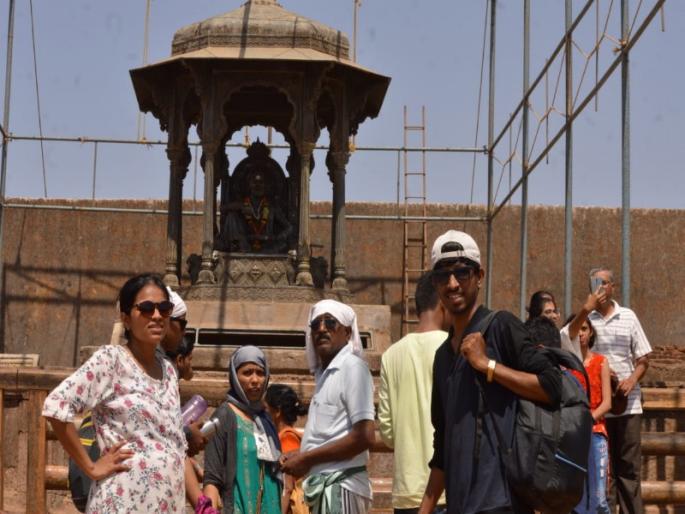 pregnant women trekking on 'Raigad' fort in 8 th month ! | आठव्या महिन्याच्या गर्भवतीने केला ' रायगड ' सर !