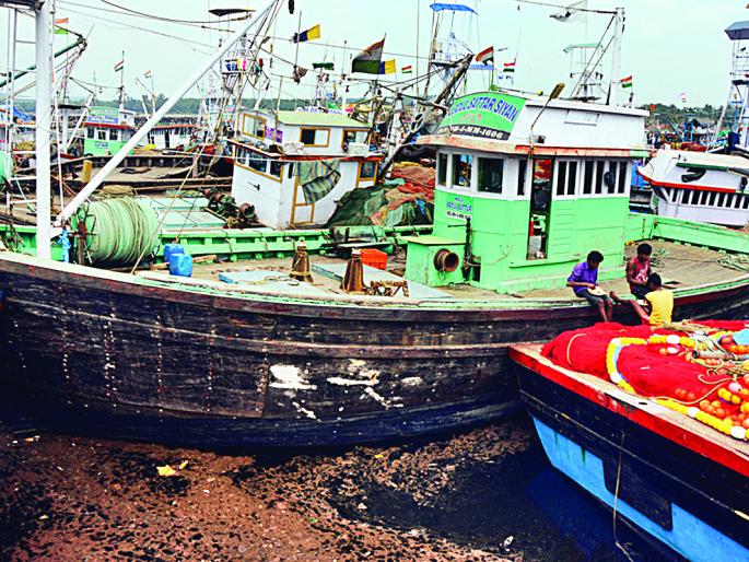 Mirzarwadi sludge started in Durga, dredger and barges in Ratnagiri | रत्नागिरीतील मिरकरवाडातील गाळ उपसा सुरू, ड्रेझर, बार्ज दाखल Mirzarwadi sludge started in Durga, dredger and barges in Ratnagiri | रत्नागिरीतील मिरकरवाडातील गाळ उपसा सुरू, ड्रेझर, बार्ज दाखल