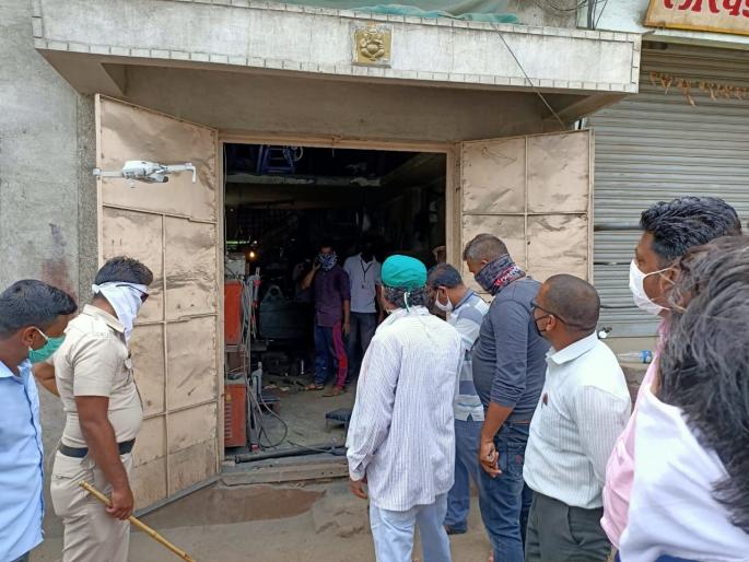 Bhusawal Municipal Corporation's action in 12 places | भुसावळ पालिकेच्या पथकाची १२ ठिकाणी धडक कारवाई Bhusawal Municipal Corporation's action in 12 places | भुसावळ पालिकेच्या पथकाची १२ ठिकाणी धडक कारवाई