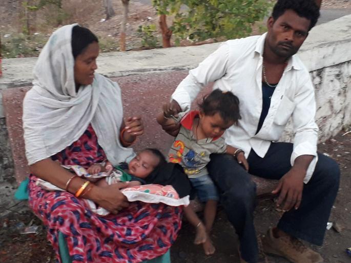 A mother who had a caesarean section a month ago in Corona's lockdown also fell in love with the sun. | कोरोनाच्या लॉकडाऊनमध्ये महिन्यापूर्वी सिझेरियनद्वारे प्रसूती झालेल्या मातेची भर उन्हातही माया आटली A mother who had a caesarean section a month ago in Corona's lockdown also fell in love with the sun. | कोरोनाच्या लॉकडाऊनमध्ये महिन्यापूर्वी सिझेरियनद्वारे प्रसूती झालेल्या मातेची भर उन्हातही माया आटली