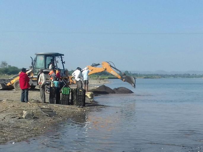 The mill is carved for qualified transportation | गिरणा पात्र वाहतुकीसाठी कोरले जातेय The mill is carved for qualified transportation | गिरणा पात्र वाहतुकीसाठी कोरले जातेय