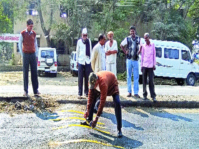 Roadblock to prevent accidents | अपघात रोखण्यासाठी शिक्षकाकडून रस्त्याची रंगरंगोटी Roadblock to prevent accidents | अपघात रोखण्यासाठी शिक्षकाकडून रस्त्याची रंगरंगोटी