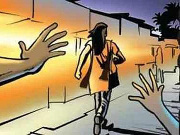 Road activists in Nashik give silence to MNS activists | नाशिकमध्य रोडरोमियोंना मनसेच्या कार्यकर्त्यांनी दिला चोप Road activists in Nashik give silence to MNS activists | नाशिकमध्य रोडरोमियोंना मनसेच्या कार्यकर्त्यांनी दिला चोप