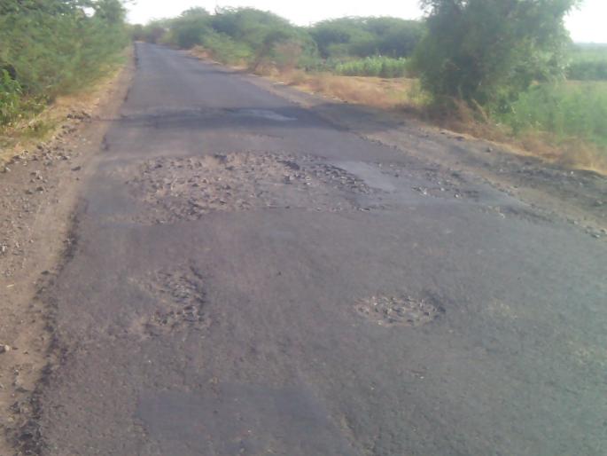 Jainti and Phattwarwadi potholes empire! | जिंती-फडतरवाडी रस्त्यावर खड्ड्यांचे साम्राज्य! Jainti and Phattwarwadi potholes empire! | जिंती-फडतरवाडी रस्त्यावर खड्ड्यांचे साम्राज्य!