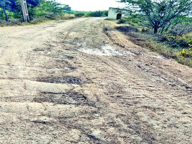 Brass exposed to street work | रस्त्यांच्या कामाचे पितळ उघड Brass exposed to street work | रस्त्यांच्या कामाचे पितळ उघड