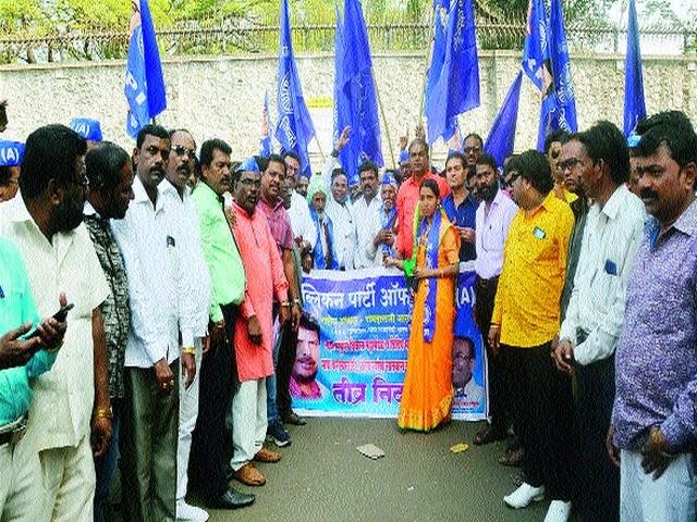 Corporations demand for waiver of corporations | महामंडळांचे कर्जमाफ करण्याच्या मागणीसाठी मोर्चा Corporations demand for waiver of corporations | महामंडळांचे कर्जमाफ करण्याच्या मागणीसाठी मोर्चा