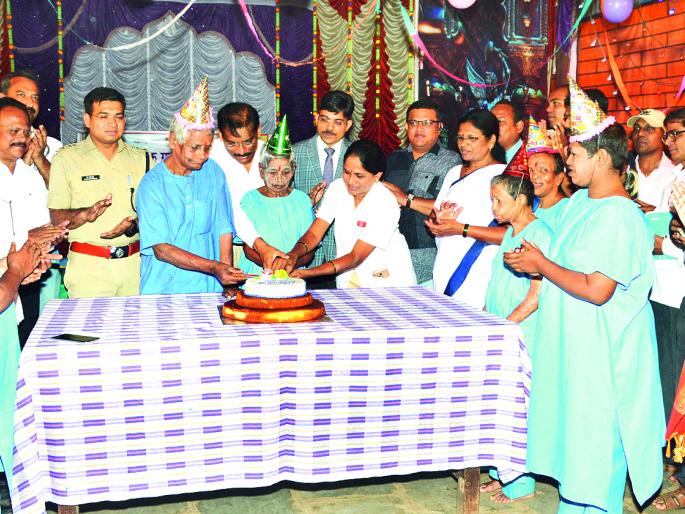 Ratnagiri: Birthday celebrated in the hospital, laughs, smiles | रत्नागिरी : मनोरूग्णालयात रूग्णांचे वाढदिवस उत्साहात, चेहऱ्यावर उमटले हास्य Ratnagiri: Birthday celebrated in the hospital, laughs, smiles | रत्नागिरी : मनोरूग्णालयात रूग्णांचे वाढदिवस उत्साहात, चेहऱ्यावर उमटले हास्य