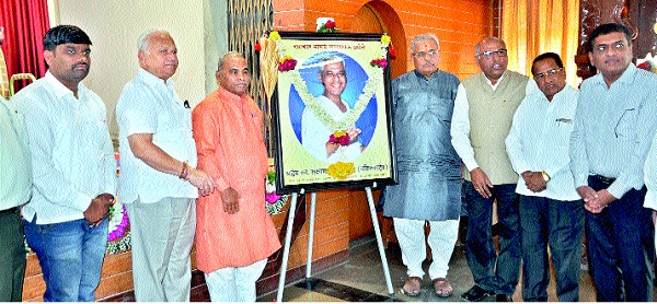 Co-operative Kid: Mukundrao Tapakir: An unveiling of the image of Laxmanrao Inamdar on Sangli Urban Bank. | सहकारातील कीड आधीपासूनच मुकुंदराव तापकीर : सांगली अर्बन बँकेत लक्ष्मणराव इनामदार यांच्या प्रतिमेचे अनावरण  Co-operative Kid: Mukundrao Tapakir: An unveiling of the image of Laxmanrao Inamdar on Sangli Urban Bank. | सहकारातील कीड आधीपासूनच मुकुंदराव तापकीर : सांगली अर्बन बँकेत लक्ष्मणराव इनामदार यांच्या प्रतिमेचे अनावरण
