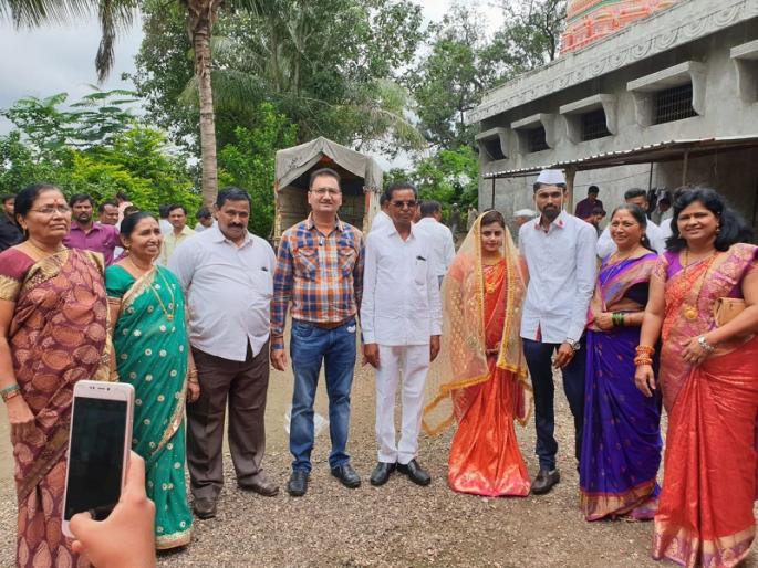 Re-marrying of progress, a turning point in the Maratha-Deshmukh society | प्रगतीच्या भविष्यासाठी त्यांनी जुन्या प्रथेची 'बेडी' तोडली, पुनर्विवाहाची गाठ बांधली!