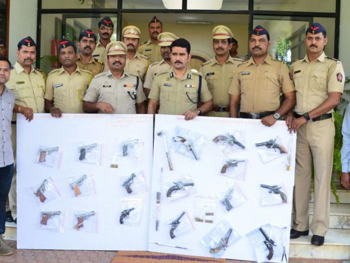 26 pistols seized from arms smugglers | शस्त्र तस्कराकडून २६ पिस्तूल जप्त 26 pistols seized from arms smugglers | शस्त्र तस्कराकडून २६ पिस्तूल जप्त